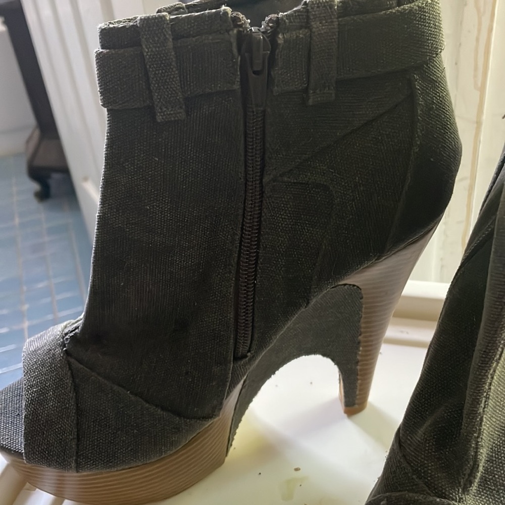 Shoes - Picture 2 of 8